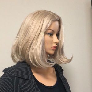 NWT 12” flax and ash blonde bob wig middle blended